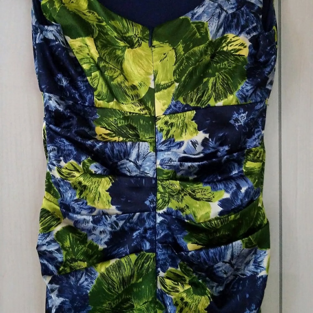 Beautiful Dress Great for Formals or Date Night! - Picture 4 of 8